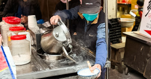 太白粉可以這樣吃！基隆古早味美食「麵茶推車阿伯」想吃不見得能遇到。