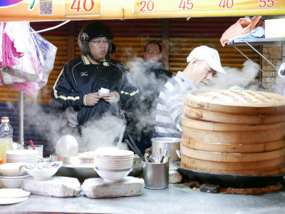 延三夜市 台北橋頭割包、四神湯、滷肉飯