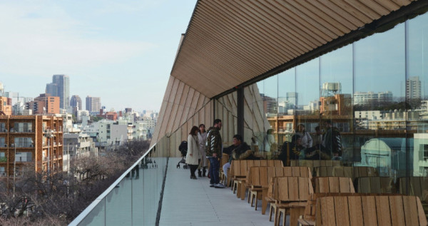 建築控此生必朝聖！日本建築大師「隈研吾」的23座東京建築巡禮，中目黑「星巴克臻選®東京烘焙工坊」、南青山「微熱山丘」全都出自大師之手。