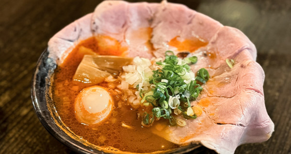 東京新宿「超濃蝦拉麵」台灣也有！大巨蛋看完球賽來這吃，國父紀念館美食「五之神製作所」不定期推出新口味。