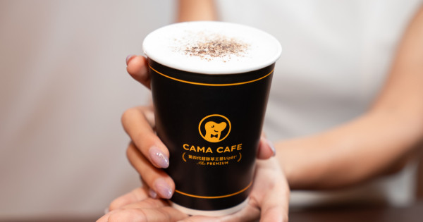 上班族續命咖啡！cama café「極厚乳三層拿鐵」濃厚系咖啡現折10元開喝。