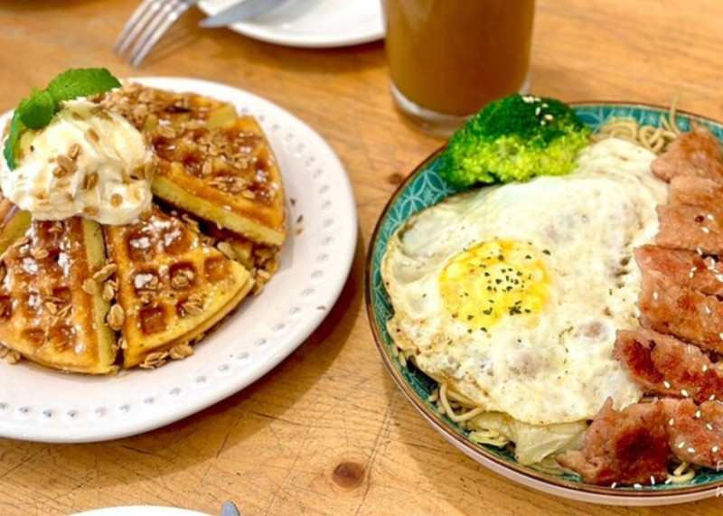 台中后里寵物友善餐廳推薦！春坂早午餐店貓陪吃幸福滿分。