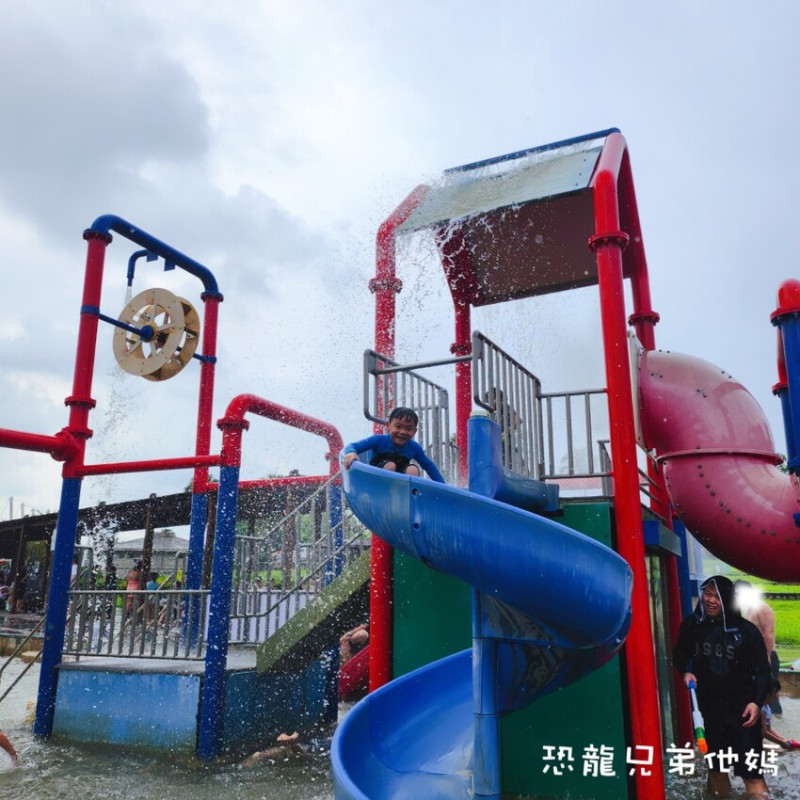 台南市官田區【台南‧官田】烏山頭水庫親水公園│園區大、滑水道、空間大!