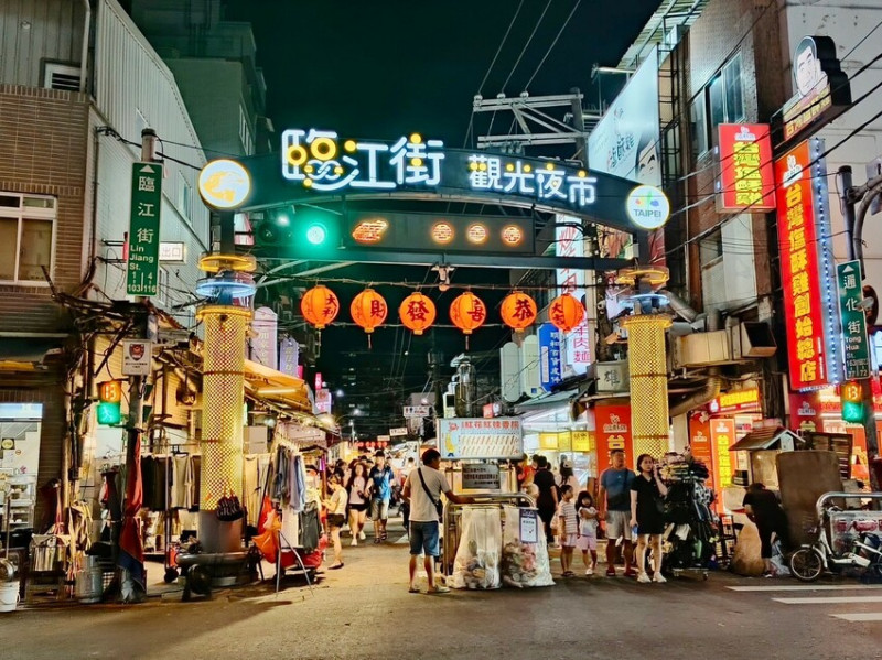 台北信義區【臨江街觀光夜市】 一站購足 通化街的幸福滋味 九份芋圓刀削冰、楊婆婆養生八寶粥、老外愛吃一口金酥臭豆腐、五哥肉夾饃 香又脆、紅花麻辣鹽水雞 大家作伙來去迺夜市 愛就跟我一起快樂GO!