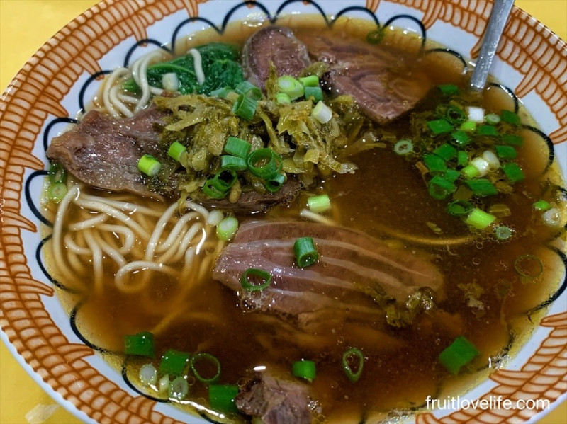 牛肉麵湯頭清甜，牛肉很嫩，水餃內餡超紮實飽滿，CP值很高的一間麵店