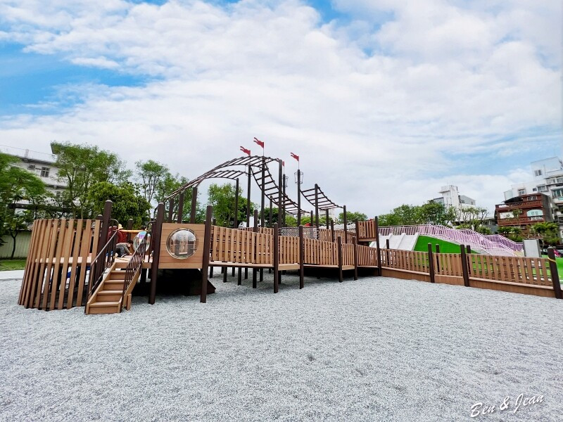 宜蘭縣羅東鎮羅東九號公園》船型木造親子共融遊樂場、草坪磨石子溜滑梯、圓頂體健設施、噴水池、鞦韆單槓遊戲場～免費景