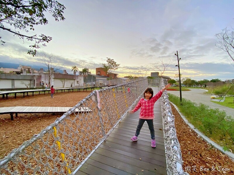 宜蘭縣冬山鄉冬山鄉政公園》冬山鄉公所旁兒童遊戲區，立體攀爬彈跳網、瑪俐歐水管、小山丘沙坑，附近景點美食推薦