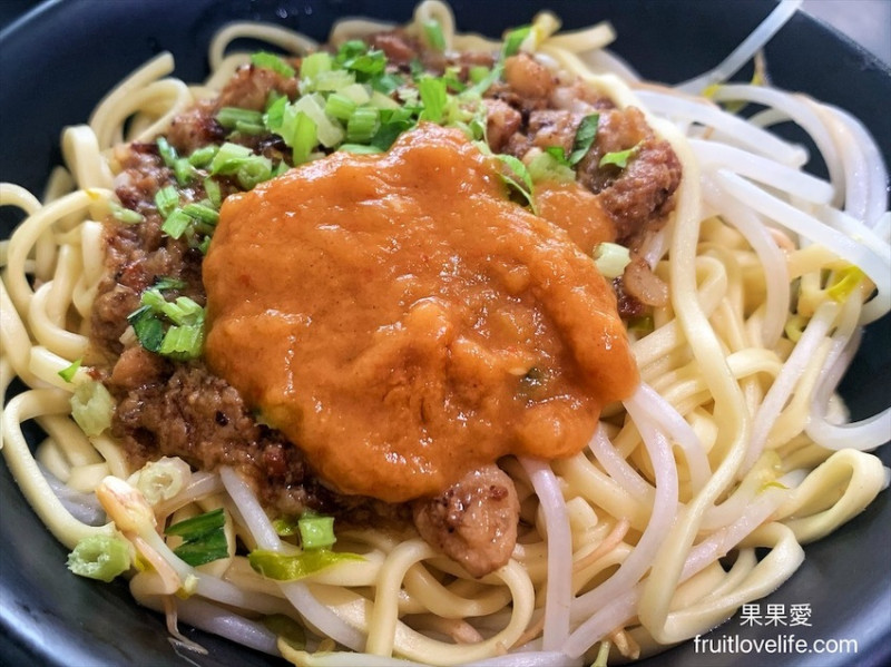 乾麵淋上特製辣醬在配上一碗肉羹湯，真是大大滿足