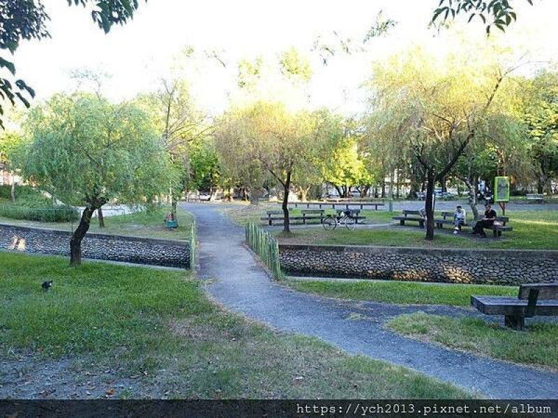 宜蘭火車站旁景點！宜蘭「丟丟噹森林公園」歷史建物融合童趣飛天火車。