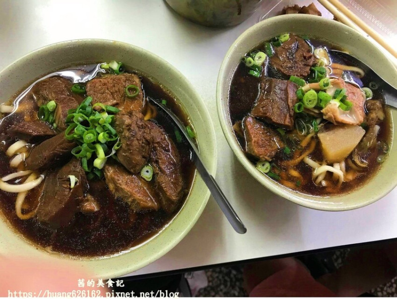 台北市萬華區【台北萬華區】西門町24小時美食推薦『小吳牛肉麵』✖ 牛肉麵100元還能免費加湯 ✖GOOGLE評價破4千多則4.2顆