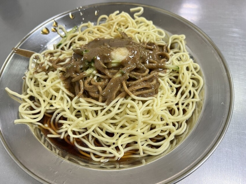 【台北南港美食】闞記涼麵，南港車站前的平價親民美食，多樣精彩小菜不可錯過，出南港車站走路6分鐘可達