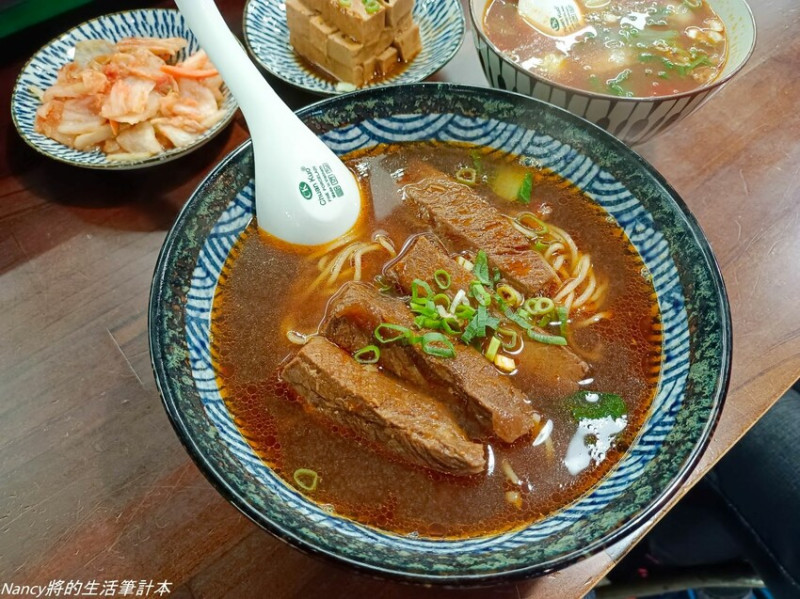 文青風牛肉麵店，一百多元就可以超大塊牛肉吃起來很過癮~