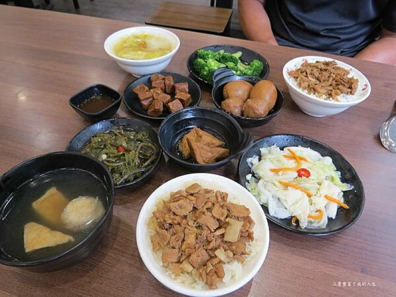 嘉義市西區嘉義美食【阿岸米糕】民生北路上的銅版美食 來嘉義必吃的米糕推薦