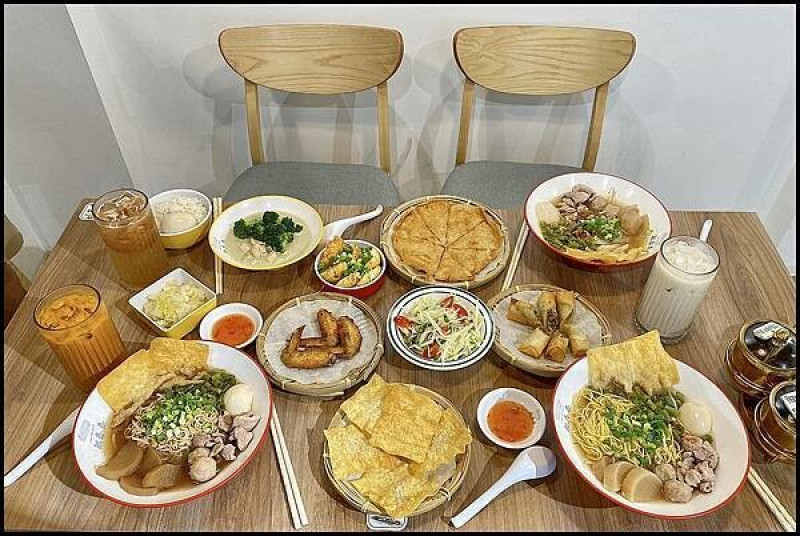 【員林美食推薦/平價泰式料理推薦】【船泰泰 เรือไทยไทย 泰式船麵】有豐富配料的平價泰式船麵加上各式美味泰式小吃，無論是口感還是風味都令人回味無窮！