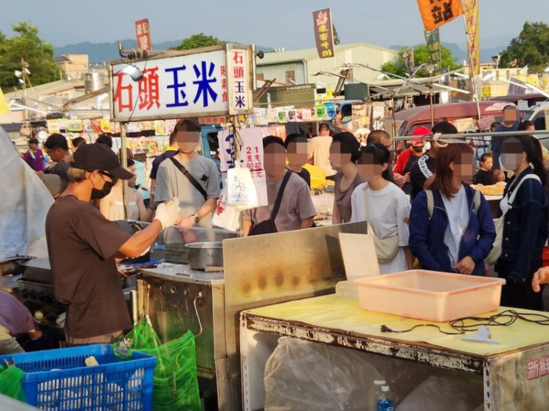 旱溪夜市超人氣烤玉米，開攤就排隊，一次三支最划算！