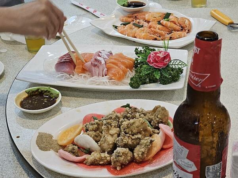 (胖樺食記)頭城推薦海鮮餐廳「珍香活海鮮」/宜蘭衝浪完覓食好去處/新鮮活海產啤酒生魚片