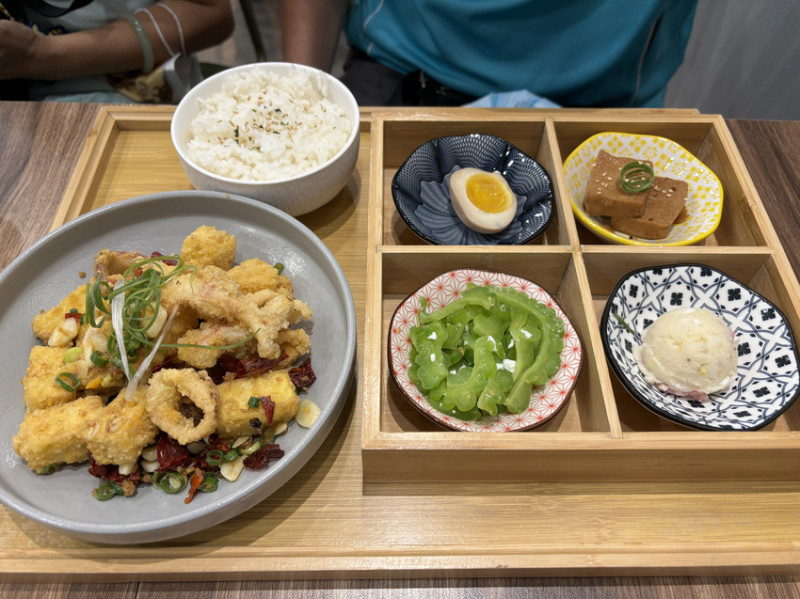 《桃園❤️龍潭》許許台菜食坊，龍潭超受歡迎的美味台式定食餐廳，無固定公休日吃前記得先看粉專！