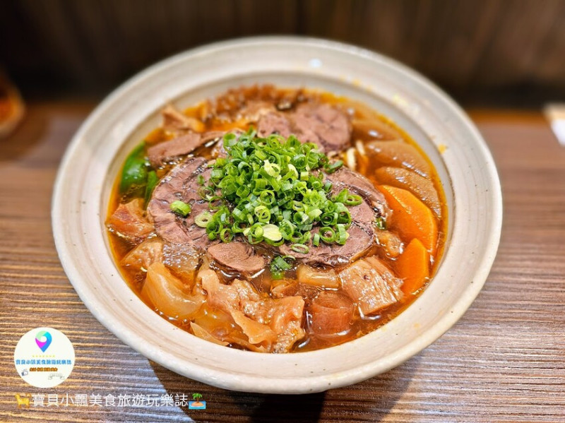 台中市西區[食]台中 艸祭牛肉湯製所 麵條Q彈帶勁 牛肉軟嫩好入口 湯頭清爽回甘 隱藏巷弄的深夜好味