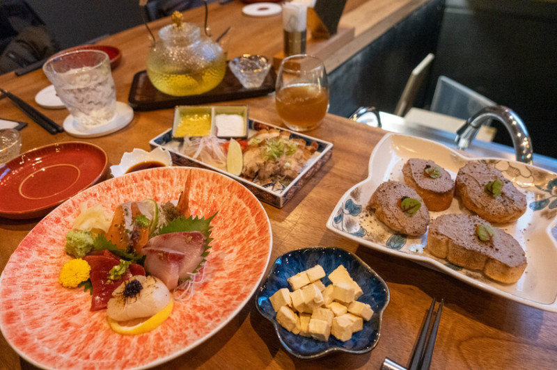 台北餐酒館「酒桃Sake Momo」牛肋串 鹹蛋黃拌麵必點推薦。