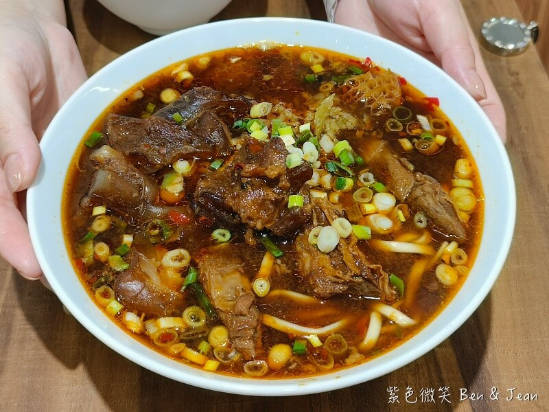 宜蘭縣宜蘭市真正香牛肉麵》紅燒牛肉麵湯鮮味美肉大塊，三寶牛肉麵超大碗