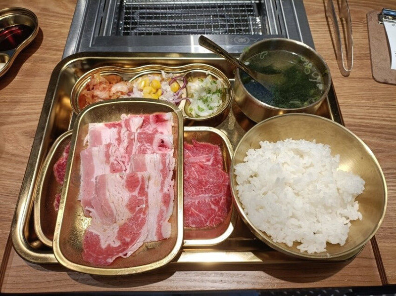 新北市板橋區板橋美食|米個人燒肉-板橋店。府中新開個人燒肉店，食量客製化最便宜186元套餐、飲料、冰棒免費吃!