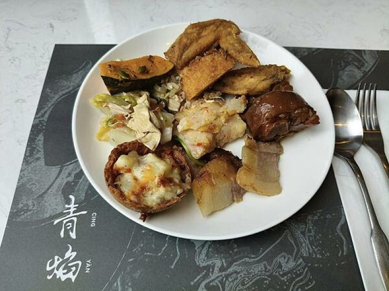 新北新莊青焰炭火熟成牛排~凱悅嘉軒酒店~點排餐+自助吧無限續~路易莎新牌品~環狀線至新北產業園區站~2號出口~