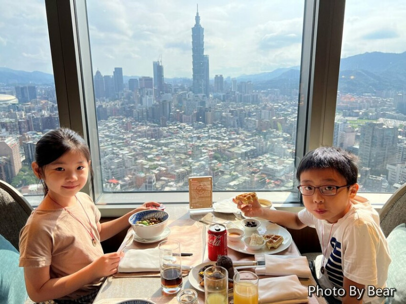 台北市大安區【台北】「遠東香格里拉36F豪華閣，與Taipei 101面對面的景觀餐廳，可享用個人主餐+中西式吃到飽的自助早餐