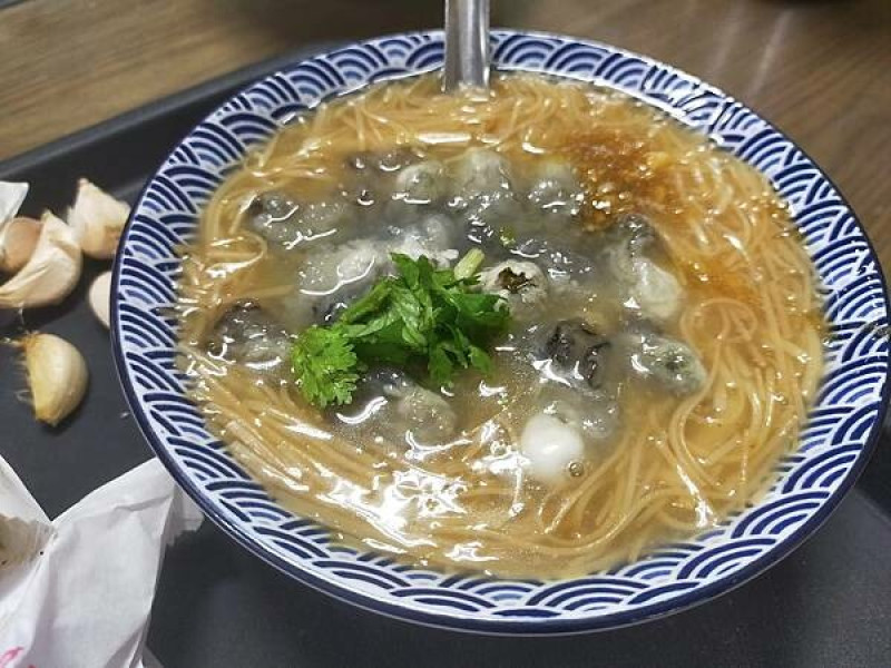 新北板橋油庫口蚵仔麵線~蚵仔~大腸~綜合~料多味美~更有烤香腸配大蒜選項~