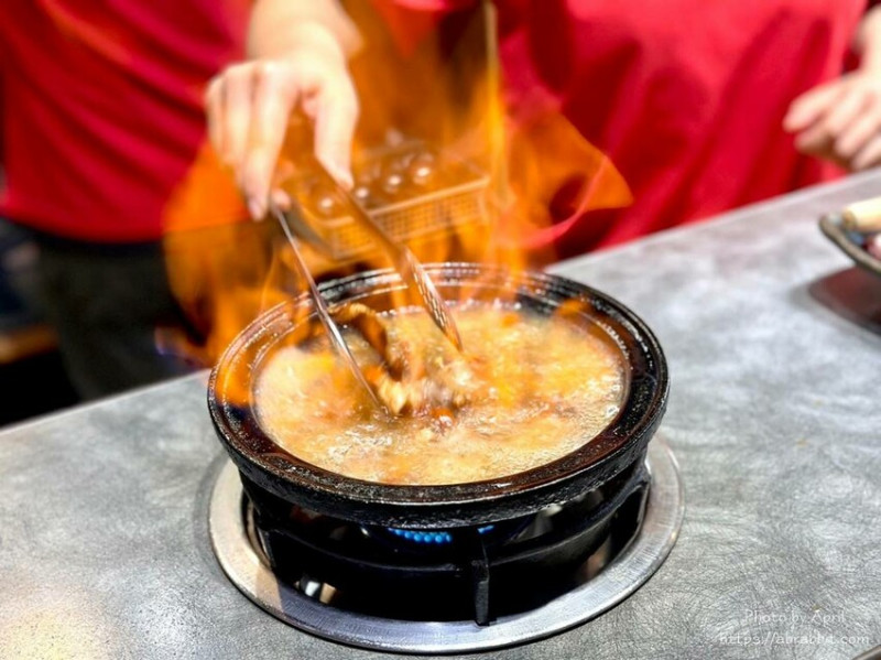 台中火鍋推薦「櫻鍋日式火鍋」燒酒雞鍋 麻辣鍋，麻油拌飯必點。