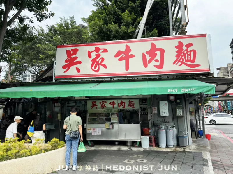 排隊人潮擠爆三角窗店面！這間牛肉麵店的湯頭鮮濃、肉塊超大塊，讓人一吃就無法停下來。