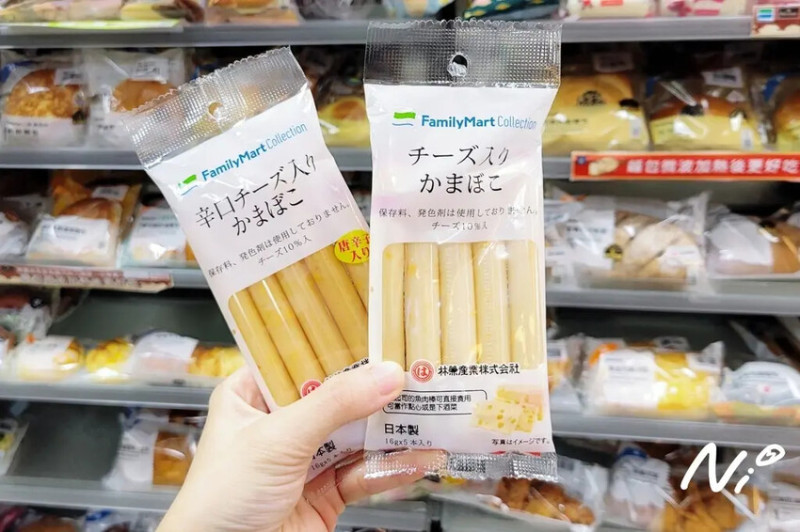 台北市內湖區[全家Family Mart]日本製【FamilyMart Collection】原味&辣味起司魚肉棒