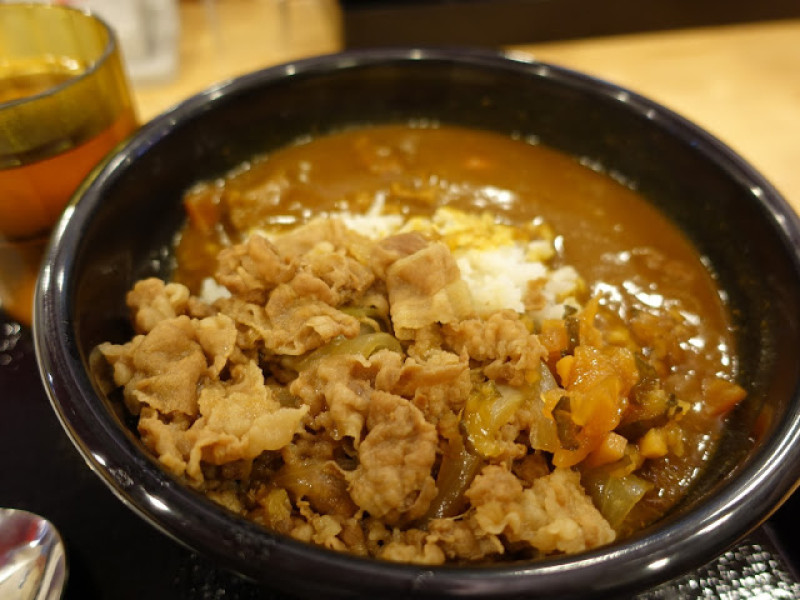 [食記] SUKIYAすき家(東門店)。日式平價美食--牛丼、牛肉咖哩飯