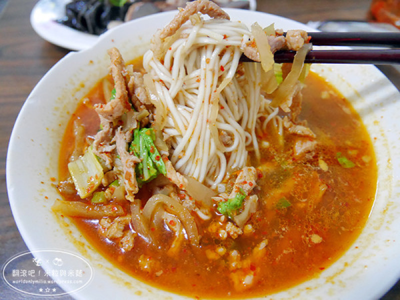 【台南‧裕忠路】忠味麵館・當地人推薦！辣到過癮的榨菜肉絲麵，小菜也是一絕