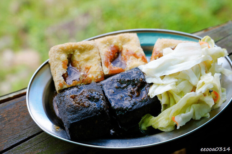 清安老街美食「黑皮臭豆腐」，洗水坑豆腐街內又臭又黑的中藥臭豆腐!