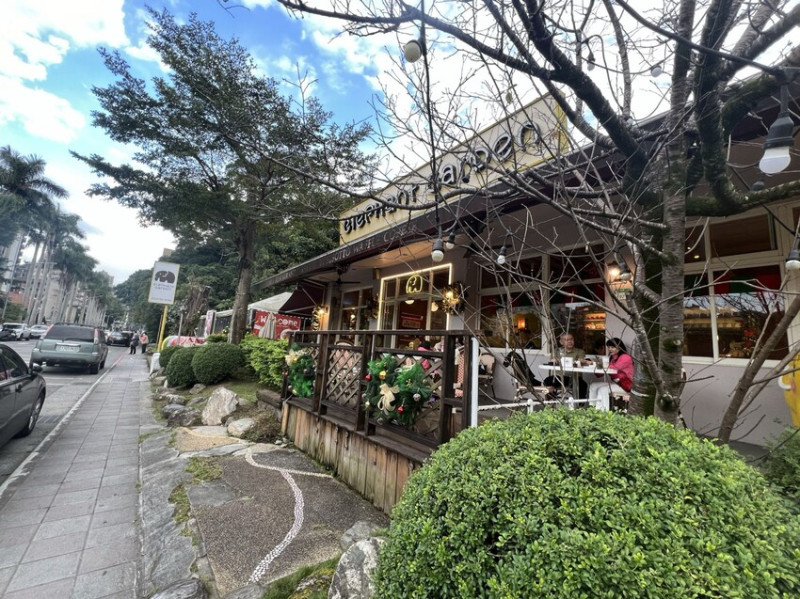 台北文德站：象園咖啡內湖店。適合家庭朋友聚餐聚會的環湖景緻餐廳