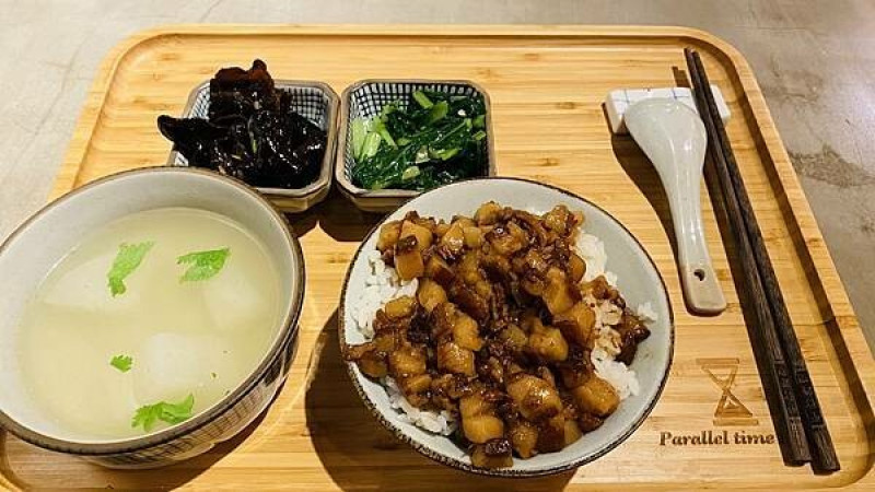 花蓮老宅餐廳推薦！高CP值滷肉飯「平行時空小茶室」療癒店貓陪你吃。