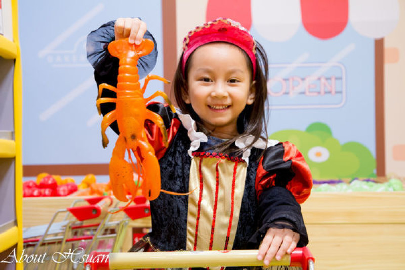 桃園遠百店遊戲愛樂園。小女孩化身為紅心皇后