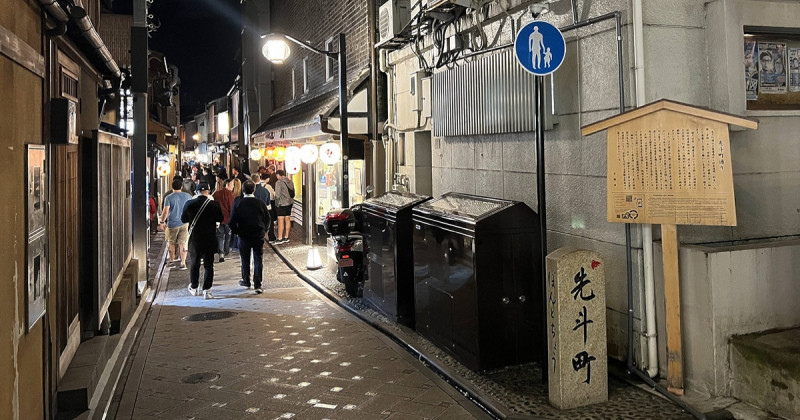 京都鴨川除了等間距的風景，一旁的高瀨川周邊還能吃美食與欣賞街頭表演。