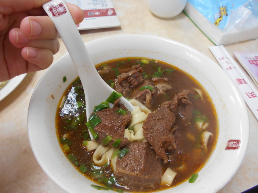 湯鮮味美,料好實在,可惜就是鹹了點,要是怕鹹,建議饕客點清燉牛肉麵