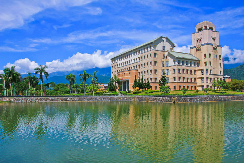 [遊記]【花蓮縣壽豐鄉】東華大學.歐洲建築風學院~湖畔美景