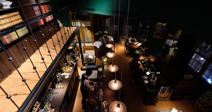 一秒到歐洲酒館！藏在三樓的大稻埕酒吧，彷彿來到 19世紀歐洲「Antique Bar1900」，推薦調酒「雨果」。