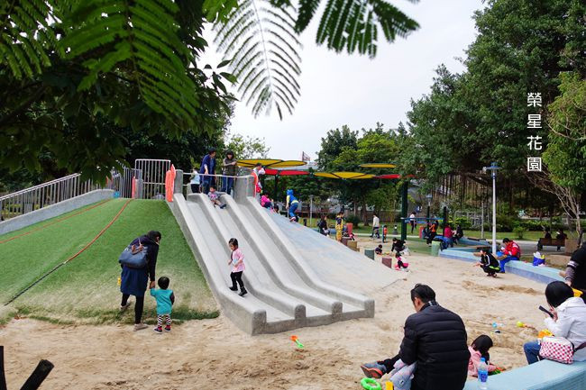 台北市中山區旅遊行程推薦榮星公園 台北親子公園 榮星花園兒童遊戲場 共融式遊具小山丘磨石子溜滑梯 大沙坑 旋轉椅 繩索 攀爬網 花朵造型遮陽棚