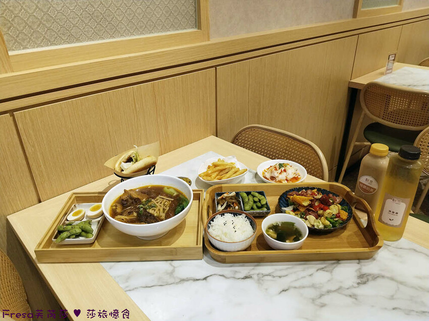 高雄市左營區高雄麵食【餓呆】超人氣！紅燒三寶麵醇厚湯頭＋肉多大塊.特製豬腳飯Ｑ嚼又香│義享時尚廣場│凹仔底捷運站│新上國小輕軌站│左營美食