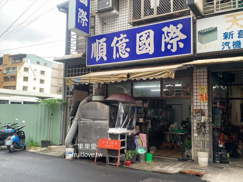 東港味⟩台中南區美食，古早味肉燥飯有四樣配菜，再加一顆滷蛋，再給你一袋湯只要65元 @果果愛Fruitlove