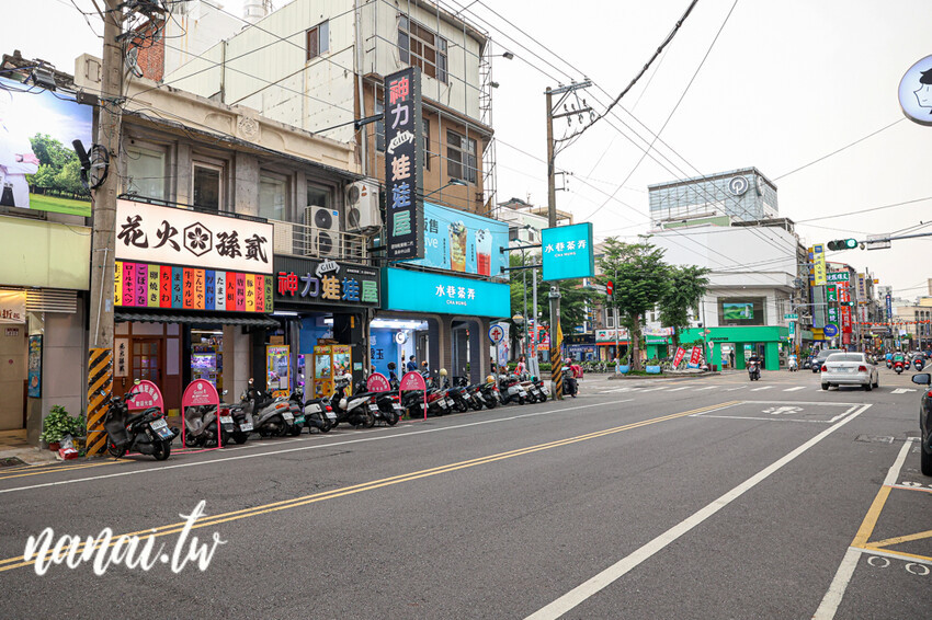 花火孫貳日式關東煮店。傍晚才營業，用餐人潮絡繹不絕。每日現熬湯頭，關東煮物也很獨特