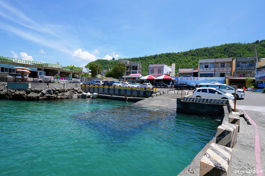 紅柴坑漁港旁「阿三哥海產店」，坐擁小漁港無敵美景，墾丁海鮮餐