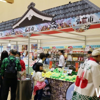 板橋日本控搶先吃！板橋大遠百強勢推出「日本弘前展」，必吃手工現做五目飯玉子燒、初登場可愛雪人燒，再加碼滿額即贈限量「土岐蘋果」乙顆。