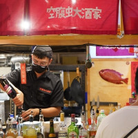 進駐老市場的高雄餐酒館！鹽埕第一公有市場美食「空腹虫大酒家」，千元有找也能吃得好，「包葉仔」必吃。