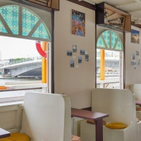 喝咖啡先上船！台南海上咖啡廳「舫 Home Cafe」，寵物友善、快帶毛小孩一起登船喝咖啡。