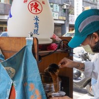 紅茶控都拿家庭號水壺去買！艋舺美食傳奇「陳冰商號」，開攤一小時就賣完的古早味紅茶冰。